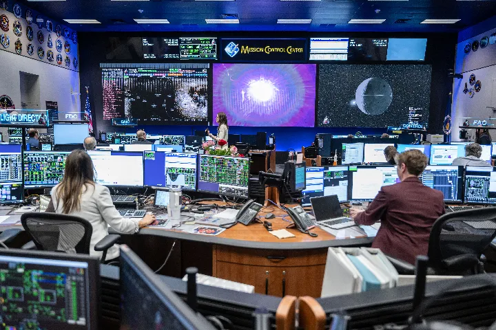 /view?path=/example_folder/artemis/controlRoom.jpg&resolution=SD&quality=HIGH