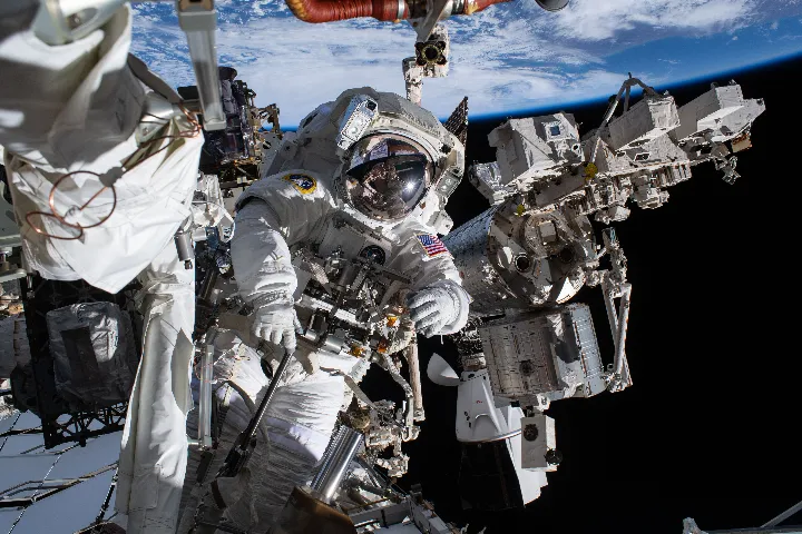 /view?path=/example_folder/iss.jpg&resolution=SD&quality=HIGH